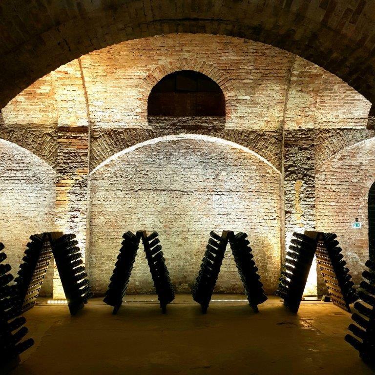 historischer Weinkeller (unterirdische Kathedralen) der Firma BOSCA in Canelli; Photo Andreas Ewert Lichtenau Baden-Baden